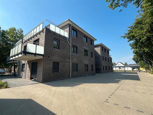Foto - Moderne Miet-Wohnung im OG in einem Niedrig-Energie- Mehrfamilienhaus mit geringen Nebenkosten -- Carport, Fahrradabstellraum, Fahrstuhl.
