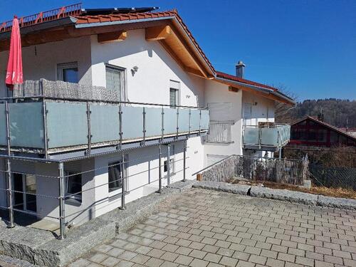 Foto - Großzügiger Wohnraum mit Terrasse und Garten