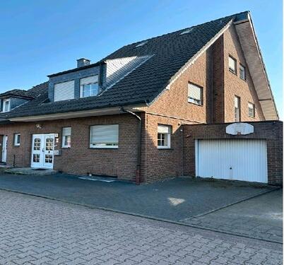Foto - Großzügige Haus mit Wohnung-, Pool und Photovoltakanlage