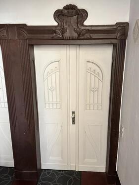 Foto - Historische Holztür mit Rahmen und Glasfüllung