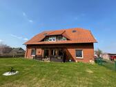 Foto - 3-Zimmer Dachgeschosswohnung mit saniertem Bad, EBK und Garten