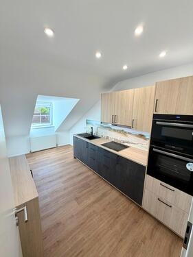 Foto - Moderne helle 2 Zimmer DG Wohnung mit Küche Balkon und Stellplatz