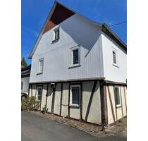 Wohnhaus mit Scheune, Garage und Garten - Haiger