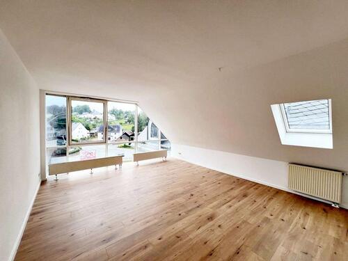 Foto - 'Große 6-Raum-Dachgeschosswohnung mit Stellplatz zu vermieten'