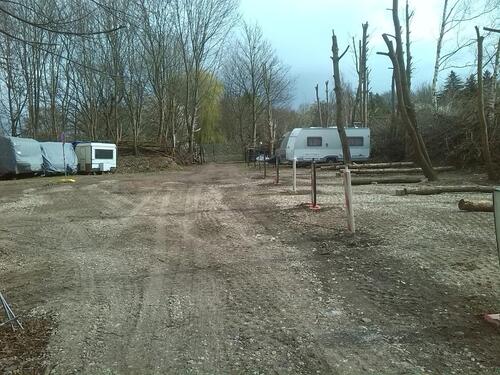 Foto - Stellplatz für WohnwagenAnhänger auf umzäunten,bewohnten Grundst