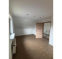 Großzügige 3,5- Zimmer Maisonette Wohnung mit Terrasse, EBK. - Windhagen