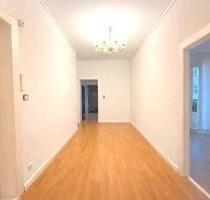 Berlin-Charlottenburg: Großzügige Altbauwohnung mit Potenzial