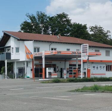 Foto - Tankstelle mit 2 Wohnungen und 5 Garagen