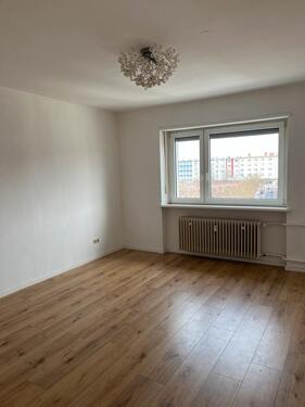 Foto - 2,5 Zimmer Wohnung, Küche mit EBK, Bad mit Badewanne