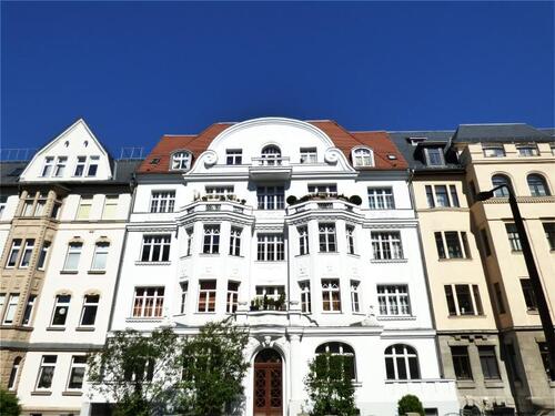 Foto - ALTBAU-CHARME mit TIEFGARAGE, PARKETT, 2 BALKONEN und VIIIEEEEEEL Platz