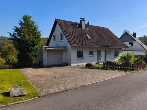 Foto - Freistehendes, großzügiges Einfamilienhaus mit Einliegerwohnung