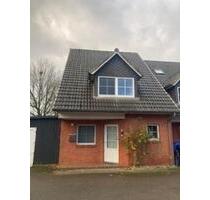 Reihenendhaus mit separater Hofeinfahrt und Doppelgarage - Husby