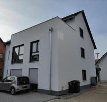 Hallstadt: Traumhafte große Wohnung mit Dachterrasse