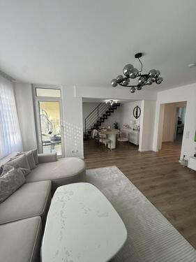 Foto - Hochwertig sanierte 5-Zimmer-Maisonette mit 2 Bädern & offenem Wohnbereich in Düsseldorf-Holthausen