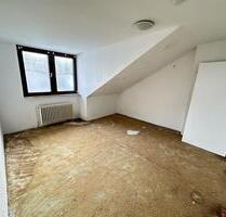 Renovierungsbedürftige Dachgeschosswohnung mit 3 Zimmern Küche, Bad an Handwerker - Emden Tholenswehr