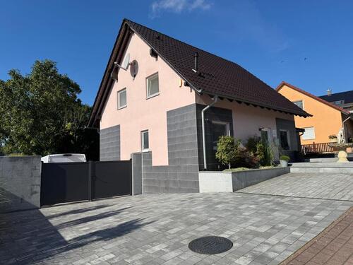 Foto - Massives Einfamilienhaus mit Garten, Garage und viel Platz