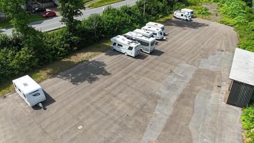 Foto - Stellplätze WohnmobilWohnwagen asphaltiert Video&247 Zugang