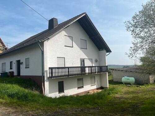 Foto - Wohnhaus mit Garage und Schuppen