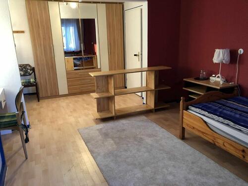 Foto - Das Zimmer ist komplett möbliert, alle Nebenkosten sind im Mietpr