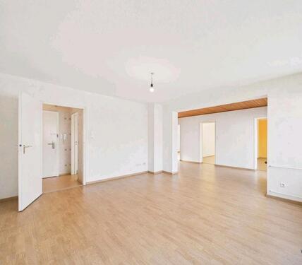 Foto - Helle 4-Zimmer-Wohnung mit Loggia & Einzelgarage - Nähe Bahnhof