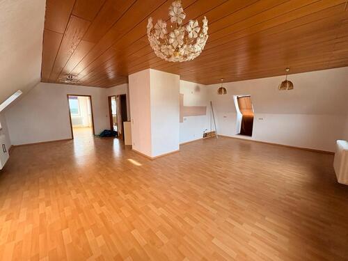 Foto - Helle 3-Zimmer-Dachgeschosswohnung(75 m²97 m² Wohn-Grundfläche)