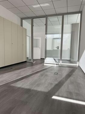 Foto - Büro mit lichtdurchfluteten Räumen und moderner Ausstattung in 1-A-Lage