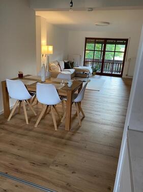 Foto - Hochwertig renovierte 3-Zimmer-Wohnung mit EBK, Balkon, Garage