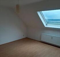 Helle Dachgeschosswohnung mit Ebk. und Stellplatz - ab dem 01.05. - Leiningen