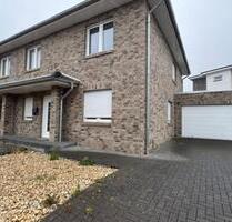 Doppelhaushälfte mit Garage, überdachte Terrasse u. Rasenfläche - Barnstorf