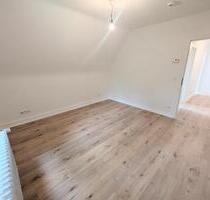 **Frisch renoviert: Helle DG-Wohnung mit Tageslichtbad und eigenem Gartenabteil** - Marl