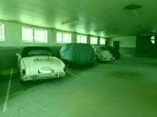 Foto - Stellplatz, Oldtimer, Cabrio, Saisonfahrzeug, Hallenstellplatz