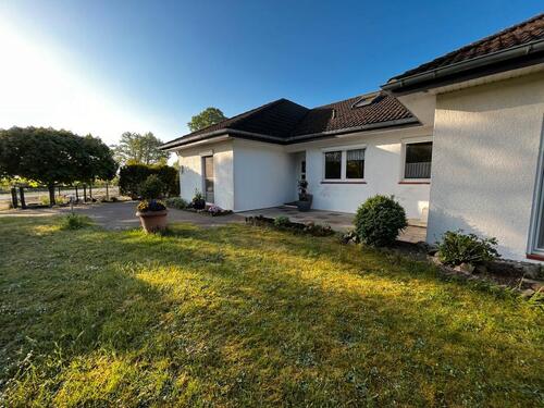 Foto - Einfamilienhaus mit großem Wintergarten und schönem Grundstück