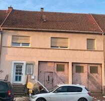 Einfamilienhaus mit großer Werkstattgarage und Garten - Dillingen (Saar)