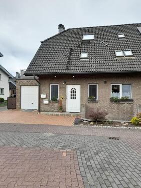 Foto - Doppelhaushälfte mit zwei Wohnparteien in guter Wohnlage