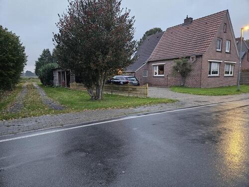 Foto - Sanierbedürftiges Einfamilienhaus in Kanallage