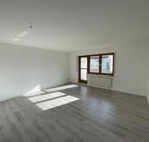 Helle 3-Zimmer Wohnung mit 2 Balkonen, EBK & Garage in Leonberg