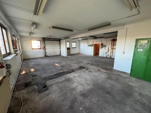 Foto - Haus mit großer Garage und Garten ZU VERMIETEN