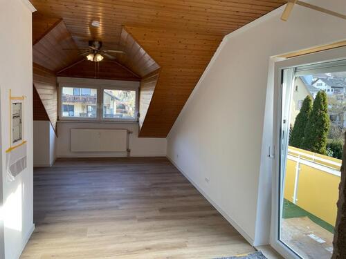 Foto - Renovierte 3-Zi-DG-Wohnung: Mit Balkon, Stellplatz & BüroHobbyr.