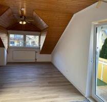 Renovierte 3-Zi-DG-Wohnung: Mit Balkon, Stellplatz & BüroHobbyr. - Kämpfelbach