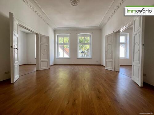 Foto - 7-Zimmer-Altbauwohnung mit großer verglaster Loggia, Fußbodenheizung & Tageslichtbad. Ideal als WG!