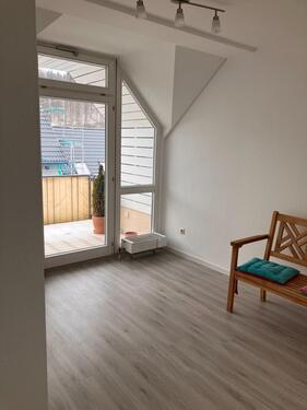 Foto - Freundliche, modernisierte 2,5-Raum-Dachgeschosswohnung mit EBK
