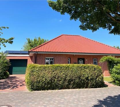 Foto - Winkelbungalow mit Erdwärme, PV auf Garage & überdachte Terrasse