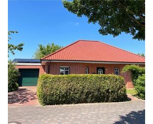 Winkelbungalow mit Erdwärme, PV auf Garage & überdachte Terrasse - Itzehoe