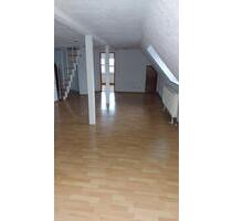 Schöne 2,5 Raum Dachgeschosswohnung in ruhiger Lage mit Badewanne - Greiz