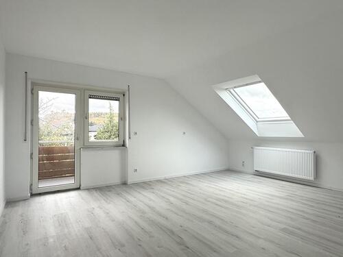 Foto - Neu renovierte 4-Zimmer-Dachwohnung mit Balkon und Blick ins Grüne – ruhiges Wohnen nahe Bretten