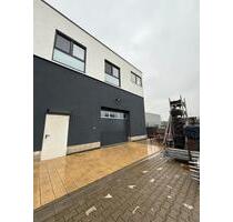 Moderne,beheizte Lagerfläche Lollar, 200 m² mit Tor & Regalssytem