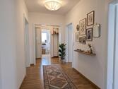 Foto - Großzügige 4-Zimmer-Erdgeschosswohnung mit zwei Balkonen, zwei Bädern und Altbauflair