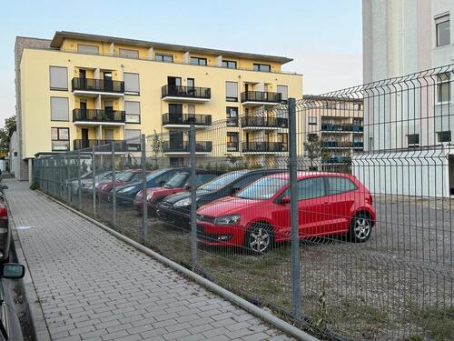 Foto - Autohandel Kiesplatz Autostellplätze für 40 Pkw‘s umzäunt + Büro
