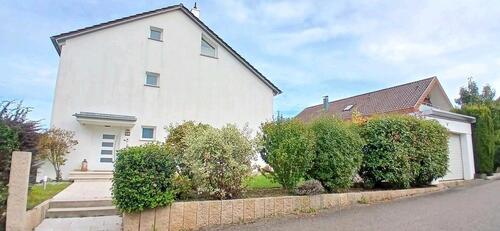 Foto - Doppelhaushälfte mit großem Garten und zwei Garagen