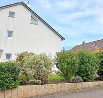 Doppelhaushälfte mit großem Garten und zwei Garagen - Erdmannhausen